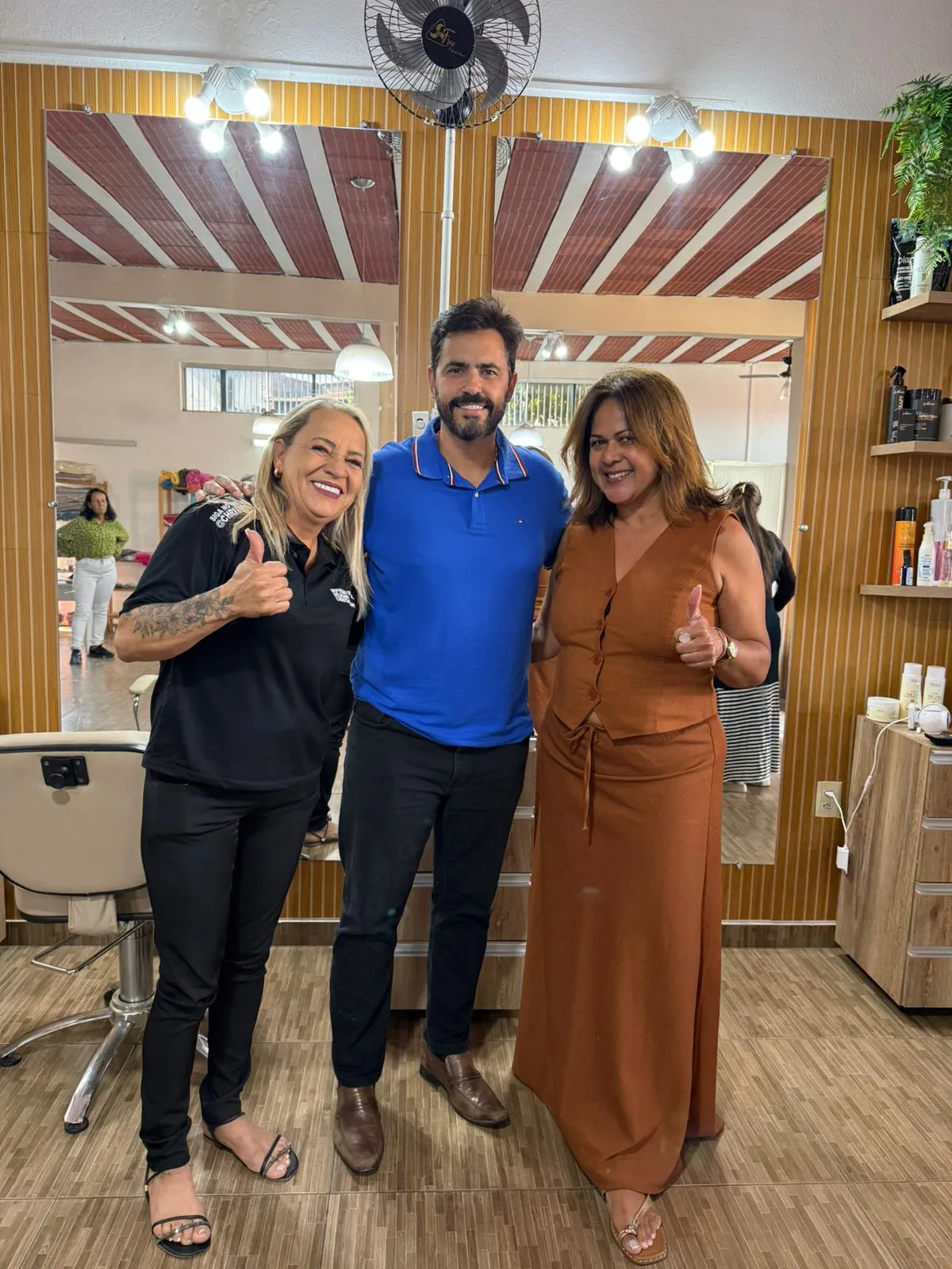Rose Thuca ao lado do delegado Christiano Xavier e de uma apoiadora